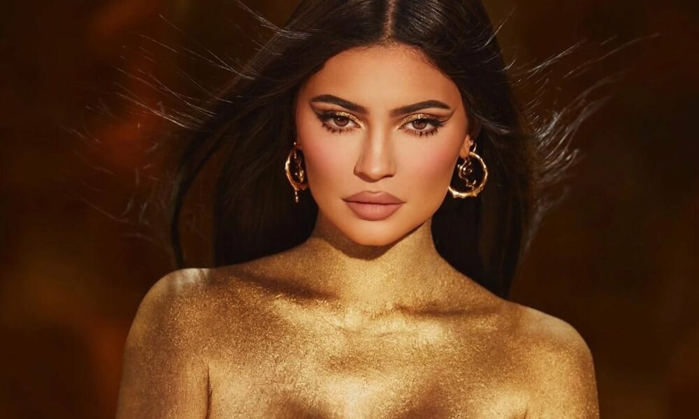 Η Kylie Jenner γίνεται μητέρα για δεύτερη φορά και πλέει στον ωκεανό της ευτυχίας. Στις 2 Φεβρουαρίου 2022, εκείνη και ο Travis Scott ​​είδαν