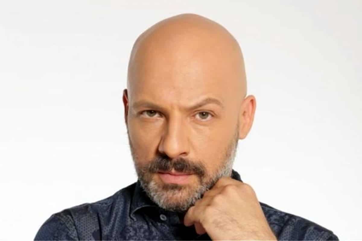 Ούτε στον ύπνο τους δεν περίμεναν στο κανάλι του ΣΚΑΪ την επίθεση που έκανε ο Νίκος Μουτσινάς στον δημοσιογράφο του καναλιού Άρη Πορτοσάλτε.