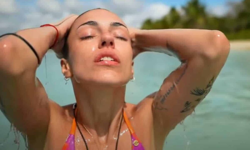 Μετά απο μια κουραστική μέρα στο Survivor, τα κορίτσια των Διασήμων αποφάσισαν να ξεκουραστούν κάνοντας ηλιοθεραπεία στην