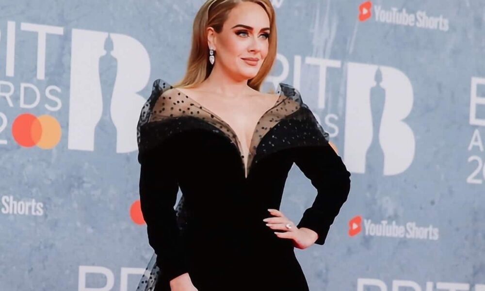 Η 33χρονη νικήτρια Grammy Adele πυροδότησε εικασίες ότι αυτή και ο φίλος της Rich Paul μπορεί να αρραβωνιάστηκαν πριν απο τα Brit Awards