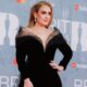 Η 33χρονη νικήτρια Grammy Adele πυροδότησε εικασίες ότι αυτή και ο φίλος της Rich Paul μπορεί να αρραβωνιάστηκαν πριν απο τα Brit Awards