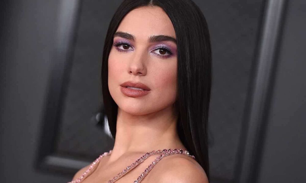 Η Dua Lipa άφησε το μικρόφωνο και έπεσε στα πατώματα αρχίζοντας να λικνίζεται στους ρυθμούς της μουσικής κάνοντας τους ανθρώπους που