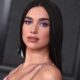 Η Dua Lipa άφησε το μικρόφωνο και έπεσε στα πατώματα αρχίζοντας να λικνίζεται στους ρυθμούς της μουσικής κάνοντας τους ανθρώπους που