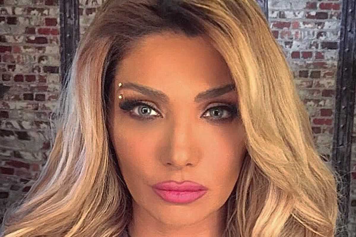 fotia kai lavra i angeliki iliadi mas gyrnaei plati kai moirazei ypoglossia