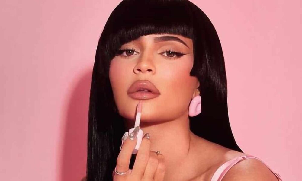 Δυναμικό comeback στο instagram για την Kylie Jenner η οποία με την φωτογραφία της αυτή γίνεται ξανά πρωτοσέλιδο και πρώτο θέμα στην επικαι