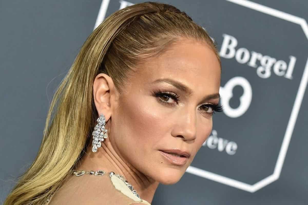 Η Jennifer Lopez αποδέχτηκε με δάκρυα στα μάτια το βραβείο Icon στα βραβεία iHeartRadio 2022. "Σας ευχαριστώ που πιστέψατε σε μένα ακόμα και