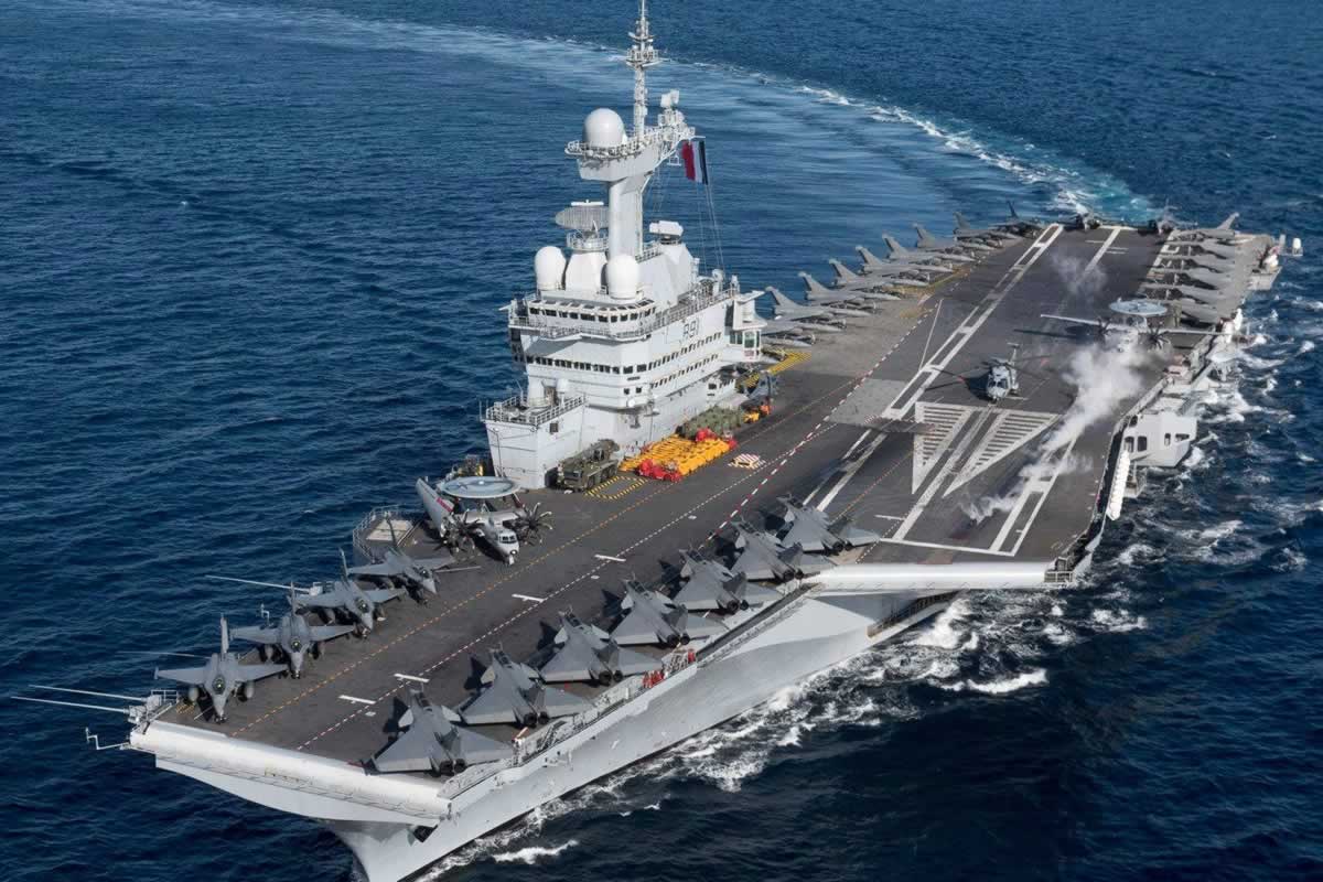 Το γαλλικό αεροπλανοφόρο Charles de Gaulle το οποίο ευρίσκεται εδώ και μέρες στο Αιγαίο για να υποστηρίξει το ΝΑΤΟ όπως και το Αμερικάνικο