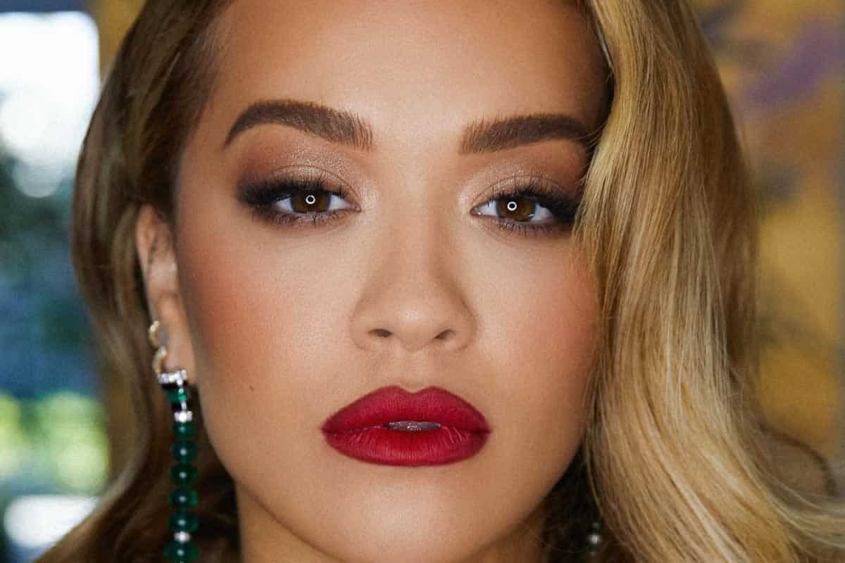 Την ίδια ώρα που η Dua Lipa κόβει βόλτες στο κόκκινο χαλί των Grammys, η Ρίτα Όρα ανεβάζει την μεταξύ τους κόντρα επίπεδο και κυριολεκτικά
