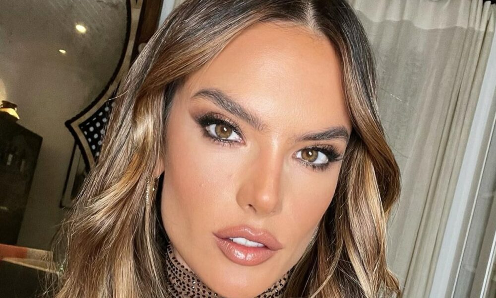 Η Alessandra Ambrosio είναι 40 χρονών, πρώην super model και ένα από τα πιο γνωστά αγγελάκια της «Victoria's Secret» που σαγηνεύει ακόμα