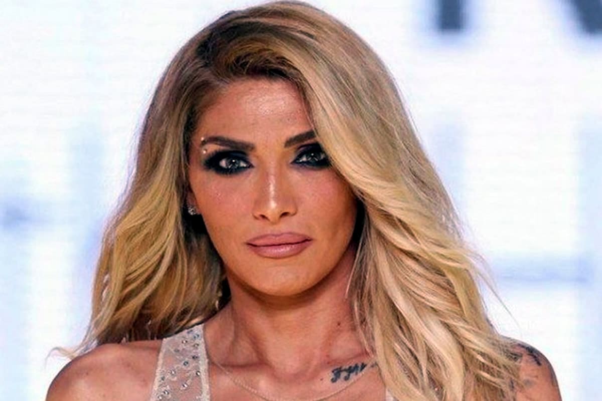 Ο χειμώνας έφυγε, η Αγγελική Ηλιάδη έφτασε! Έτσι πρέπει να ονομάσουν οι μετεωρολόγοι τον καύσωνα που έφερε η αγαπημένη τραγουδίστρια