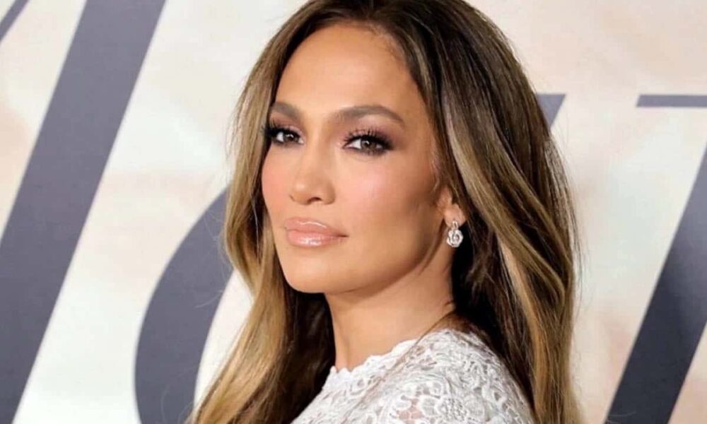 Αυτό που θα δείτε παρακάτω το προκάλεσε η Jennifer Lopez η οποία βαρέθηκε να βλέπει να την αντιγράφουν και να την σχολιάζουν μικρές και