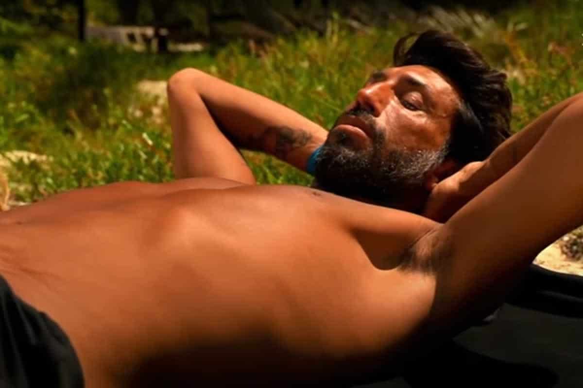Τι νομίζατε ότι ο Κωνσταντίνος Εμμανουήλ πήγε στο Survivor για να αγωνίζεται στους στίβους μάχης και τα έπαθλα; Όχι βέβαια, ο άνθρωπος πήγε