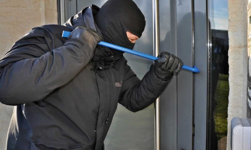 Απίστευτη περιπέτεια έζησε χτες Τετάρτη στην Καλλιθέα μια 30χρονη γυναίκα η οποία έπεσε θύμα διαρρήκτη μέσα στο ίδιο της σπίτι, ο οποίος την