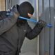 Απίστευτη περιπέτεια έζησε χτες Τετάρτη στην Καλλιθέα μια 30χρονη γυναίκα η οποία έπεσε θύμα διαρρήκτη μέσα στο ίδιο της σπίτι, ο οποίος την