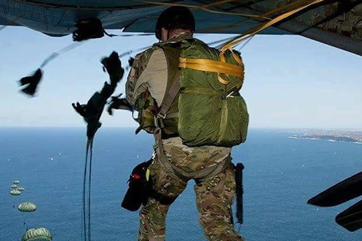 Συναγερμός σήμανε στις Ένοπλες Δυνάμεις . Απίστευτη τραγωδία αποσόβησαν Έλληνες αλεξιπτωτιστές στα 5.000 πόδια όταν αλεξιπτωτιστής