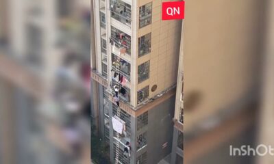 Στη Σαγκάη, οι κάτοικοι ενός από τα σπίτια έχτισαν μια ανεμόσκαλα για να βγουν από ένα διαμέρισμα πολυκατοικίας το οποίο βρίσκεται σε