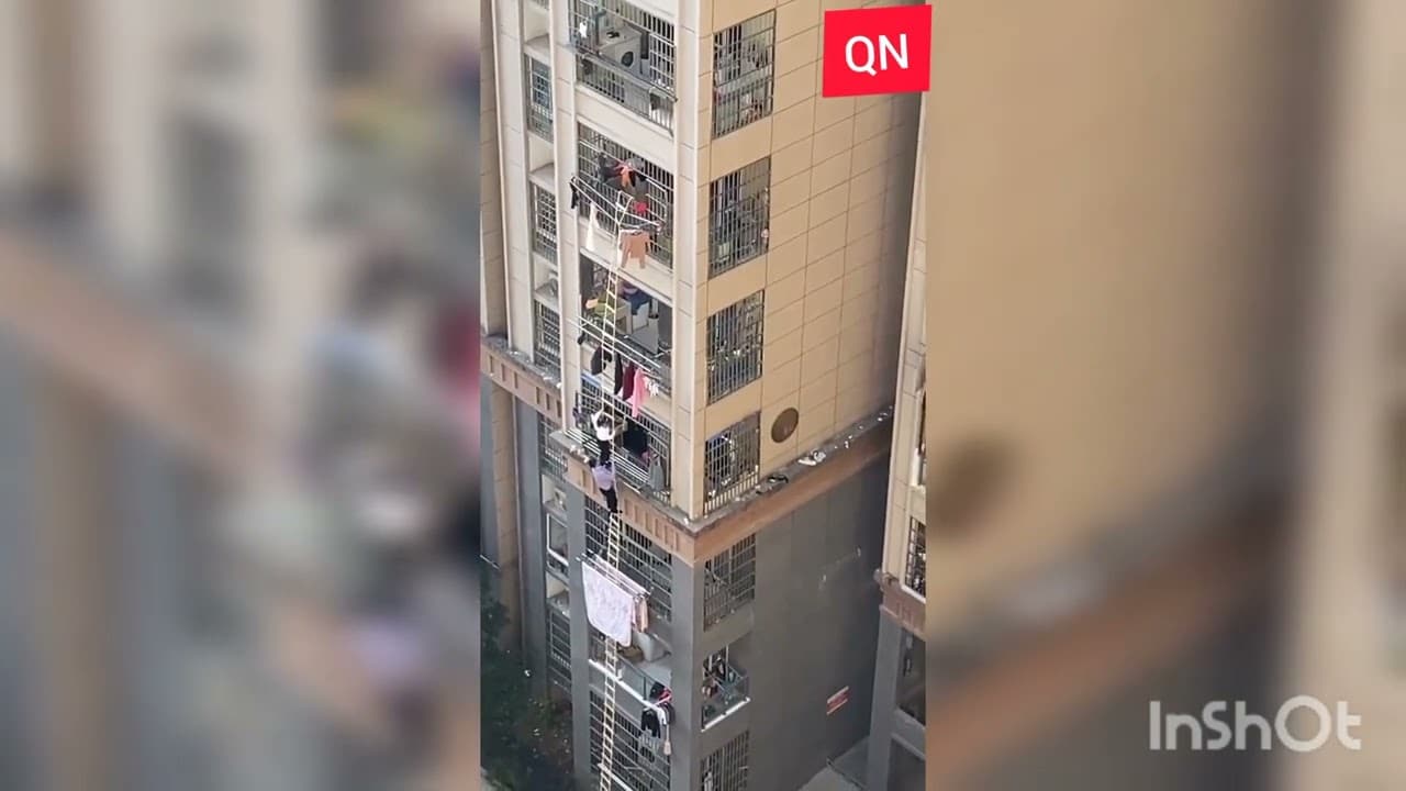Στη Σαγκάη, οι κάτοικοι ενός από τα σπίτια έχτισαν μια ανεμόσκαλα για να βγουν από ένα διαμέρισμα πολυκατοικίας το οποίο βρίσκεται σε