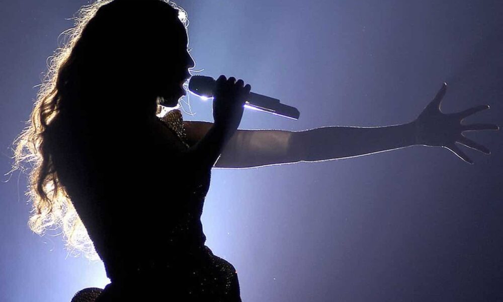 Μια απίστευτη αποκάλυψη έδωσε στην δημοσιότητα γνωστή τραγουδίστρια η οποία άφησε άφωνους τους πάντες με όσα αποκάλυψε για τον