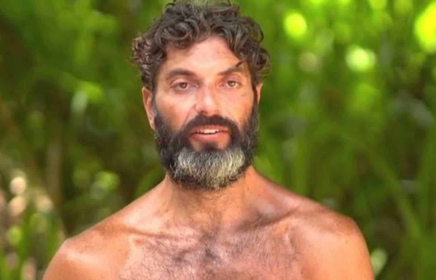 Ο Σπύρος Μαρτίκας χτες προσπάθησε στο συμβούλιο του νησιού να παρουσιάσει το άσπρο μαύρο τόσο στους παρευρισκόμενους παίκτες όσο