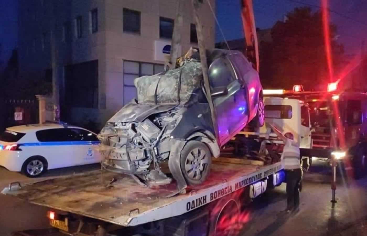 Ένα απίστευτο τροχαίο δυστύχημα συνέβει τα ξημερώματα στο Χαλάνδρι όταν λίγο μετά τις τέσσερις ένα αυτοκίνητο που κινούταν επί της οδού