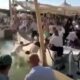 Που σε πονεί και που σε σφάζει σε brach bar της Μυκόνου με μεθυσμένους θαμώνες να μετατρέπουν σε ρινγκ γνωστό beach restaurant στην παραλία