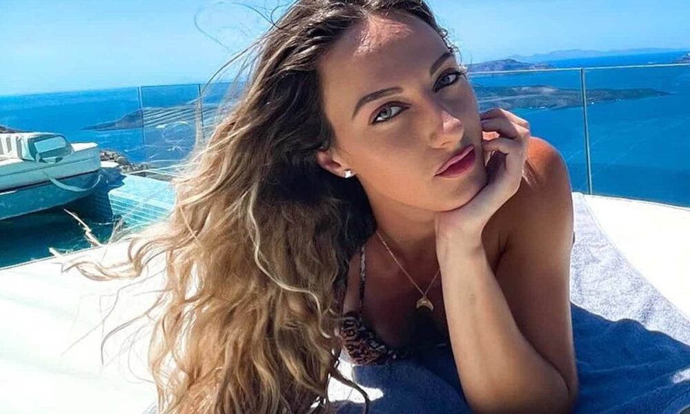 Στην Μήλο κάνει διακοπές η Αθηνά Κωστοπούλου και ήδη έχει τρελάνει όλο το νησί των Κυκλάδων με τις φωτογραφίες που ανεβάζει στο προφίλ της