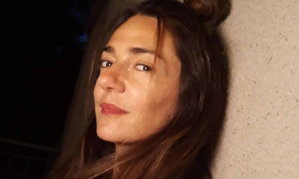 Την Μαρία Λεκάκη την γνωρίσαμε ως Πέγκυ Καρρά ή αλλιώς γκαρσόνα β όπως την αποκαλούσε ο Κωνσταντίνος Κατακουζηνός, Χάρης Ρώμας στην