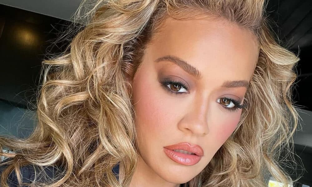 Την ώρα που όπως όλα δείχνουν σύντομα η Rita Ora θα ανέβει τα σκαλιά της εκκλησίας στα 31 της χρόνια, την ίδια καταφέρνει και γίνεται για