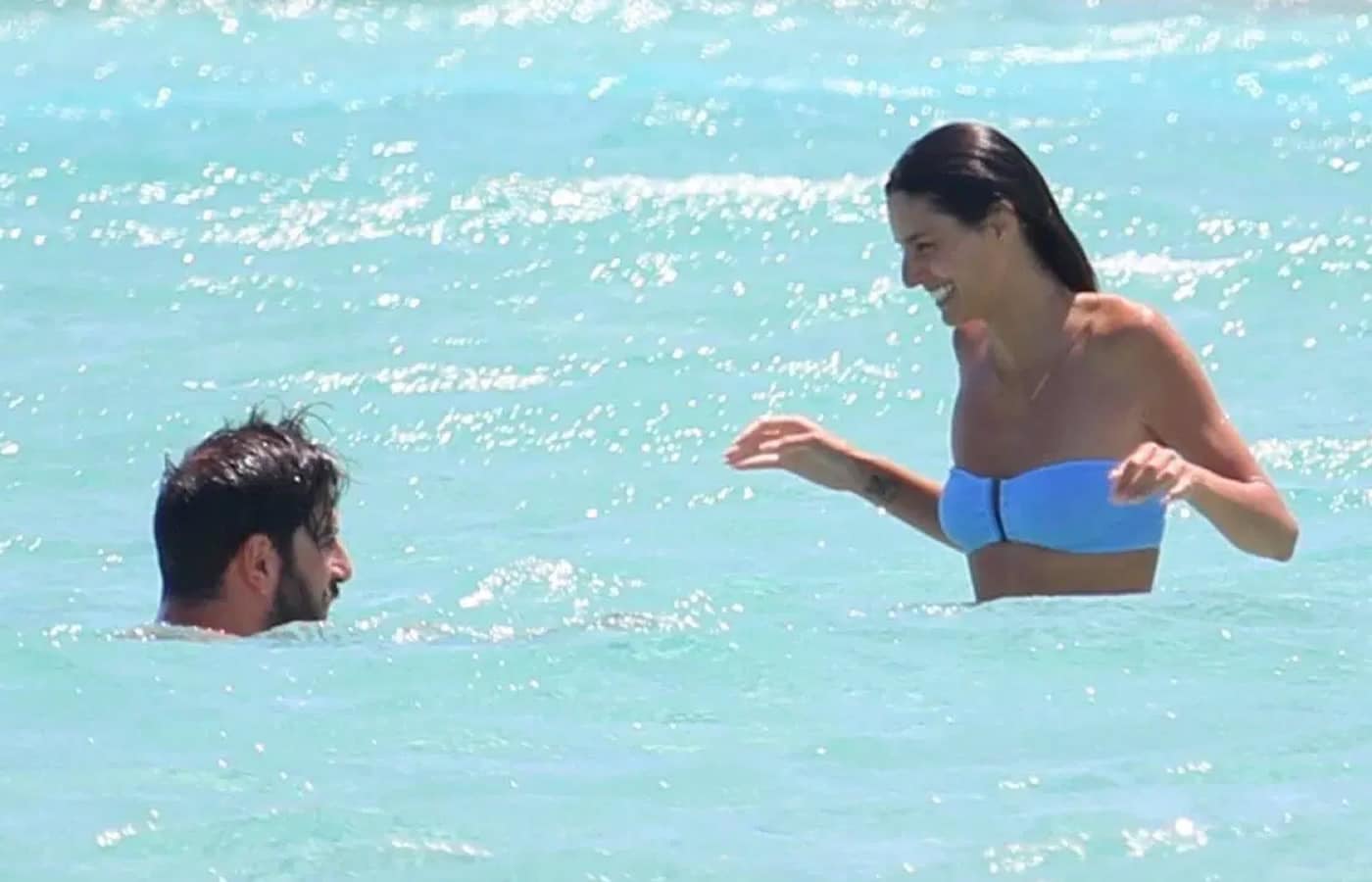 Φαίνεται ότι η σχέση τους έπρεπε να περάσει απο χίλια κύματα, για να αποφασίσει τελική η Ηλιάνα Παπαγεωργίου και ο Γιάννης Καραβασάνης