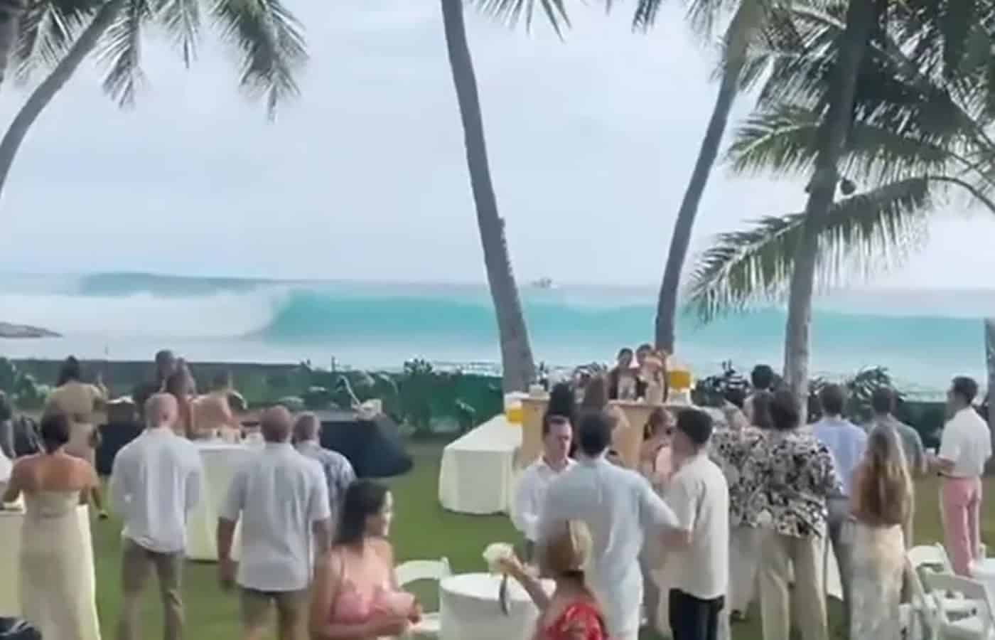 Ένας γάμος το βράδυ του Σαββάτου στην περιοχή Kailua-Kona καταστράφηκε όταν μια σειρά από μεγάλα πανύψηλα κύματα κατέκλυσαν την εκδήλωση,