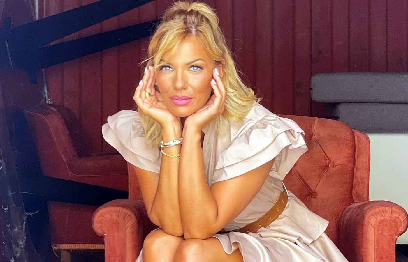 Αντί να κάτσει να ξεκουραστεί η Ιωάννα Μαλέσκου τα δίνει όλα για μια ακόμα φορά αφού αυτό το κορμί δεν χτίστηκε χωρίς θυσίες! Άλλωστε γι'