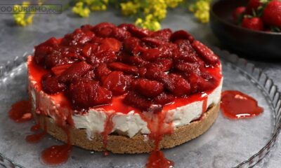 Μια καταπληκτική συνταγή για Cheesecake αυτή τη φορά όμως κάνοντας την ανατροπή με σάλτσα φράουλας. Τέτοιο γλυκό πραγματικά δεν