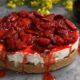 Μια καταπληκτική συνταγή για Cheesecake αυτή τη φορά όμως κάνοντας την ανατροπή με σάλτσα φράουλας. Τέτοιο γλυκό πραγματικά δεν
