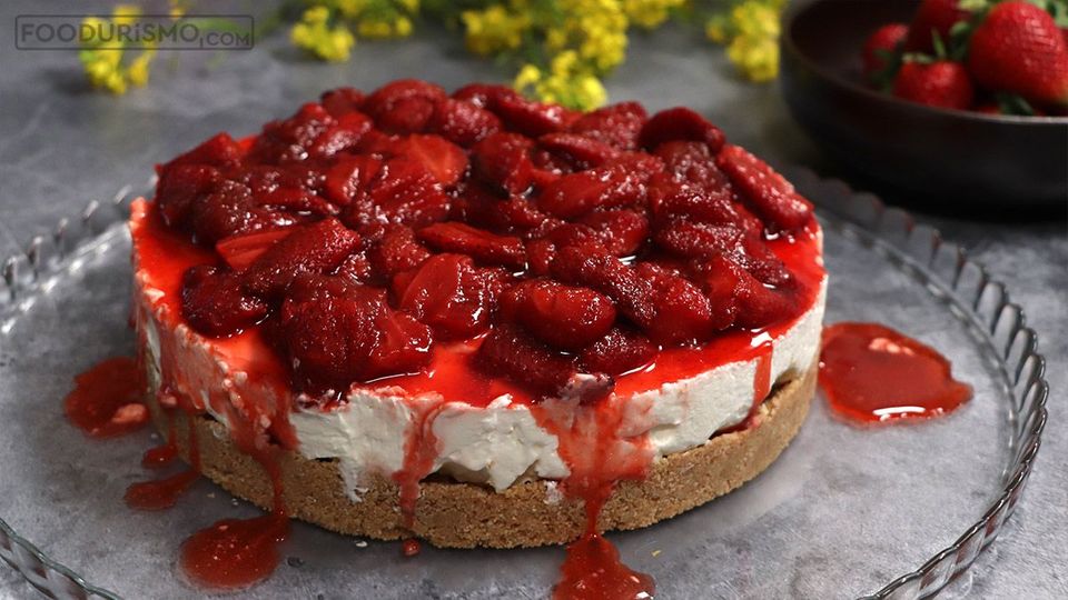 Μια καταπληκτική συνταγή για Cheesecake αυτή τη φορά όμως κάνοντας την ανατροπή με σάλτσα φράουλας. Τέτοιο γλυκό πραγματικά δεν