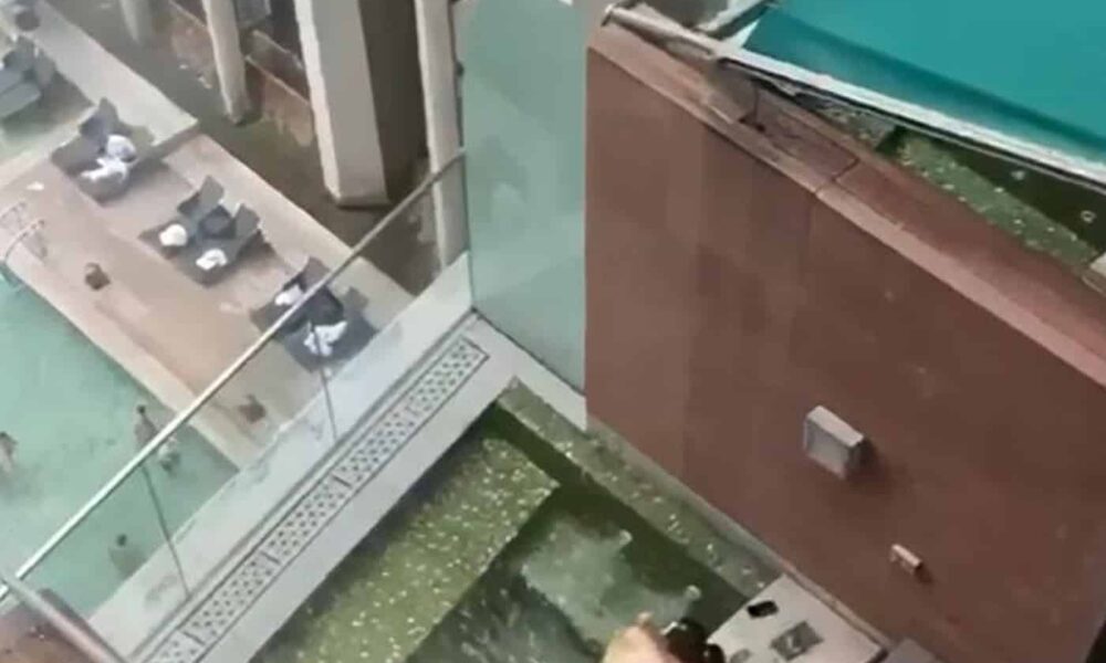 Πικάντικα πλάνα έπιασε ο φωτογραφικός φακός πελάτη σε ξενοδοχείο όπου ένα ζευγάρι δεν μπορούσε να σταματήσει το πάθος που ένιωθε ο