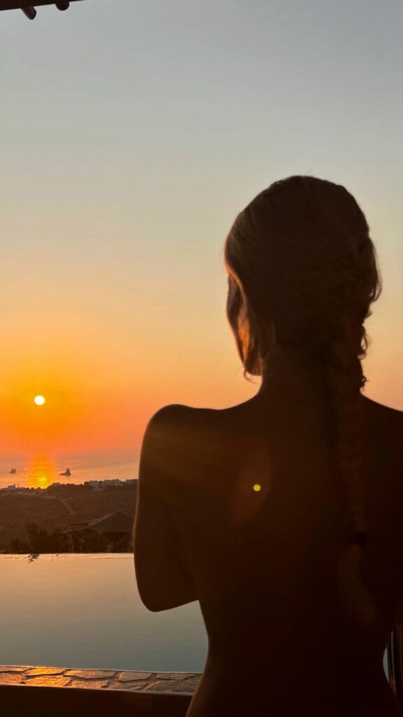 Κατερίνα Καινούργιου ποζάρει στο ηλιοβασίλεμα