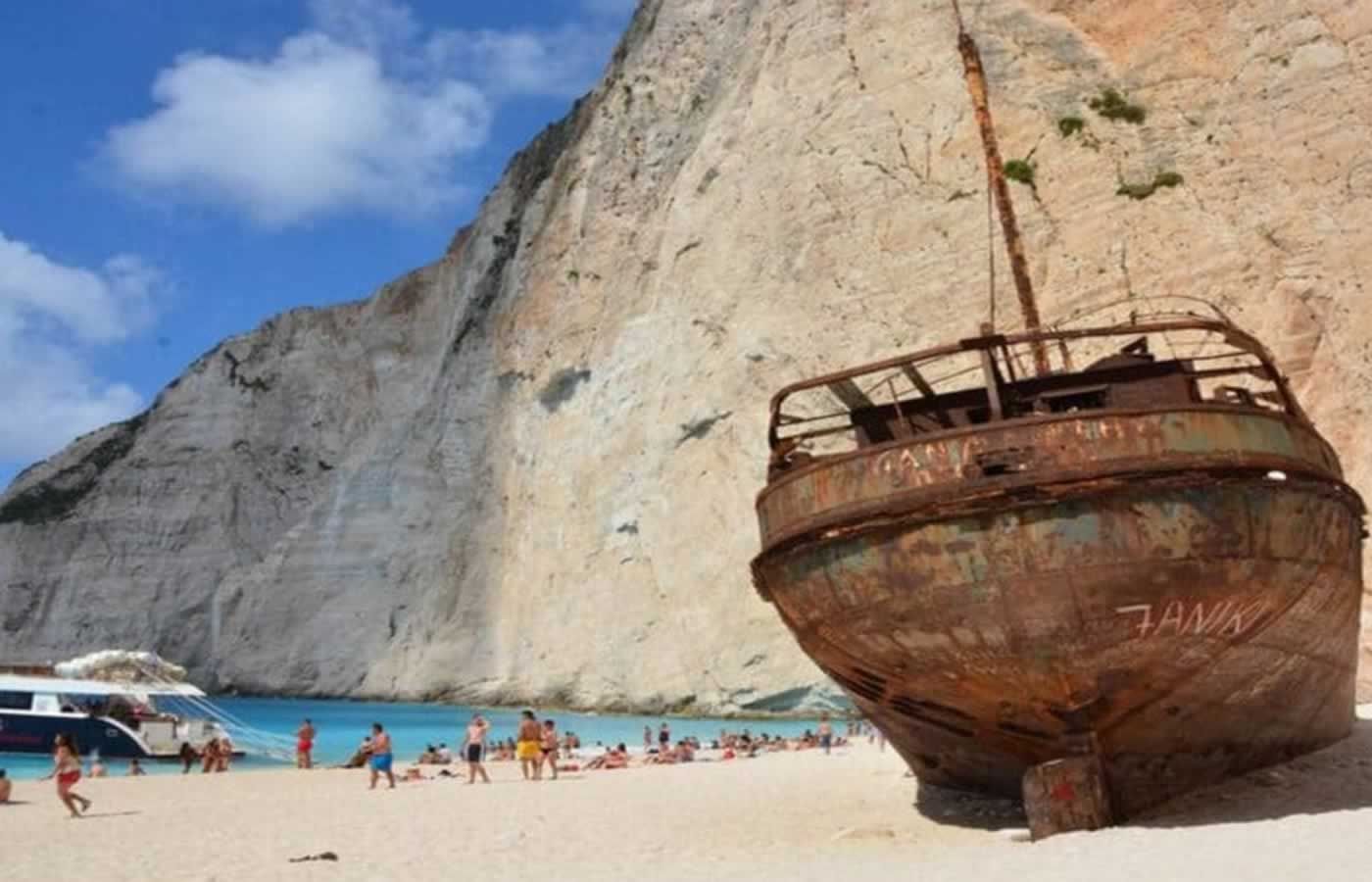 Ο σεισμός που έγινε σήμερα το πρωί στο Ιόνιο Πέλαγος, ανάμεσα στα νησιά της Κεφαλονιάς και της Ζακύνθου προκάλεσε πανικό στους κατοίκους