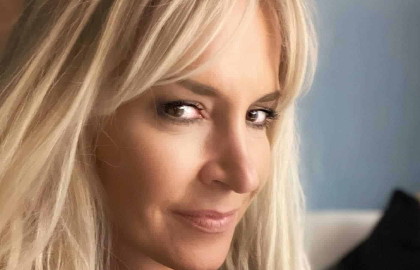 Την ηθοποιό Μαρία Ανδρούτσου την γνωρίσαμε και την αγαπήσαμε όταν πρωταγωνίστησε στην επιτυχημένη σειρά του Mega «50-50» έχοντας τον ρόλο της Ξανθίππης έναν ρόλο που αγαπήθηκε όσο κανένας άλλος και την έκανε ιδιαίτερα αγαπητή στους τηλεθεατές.