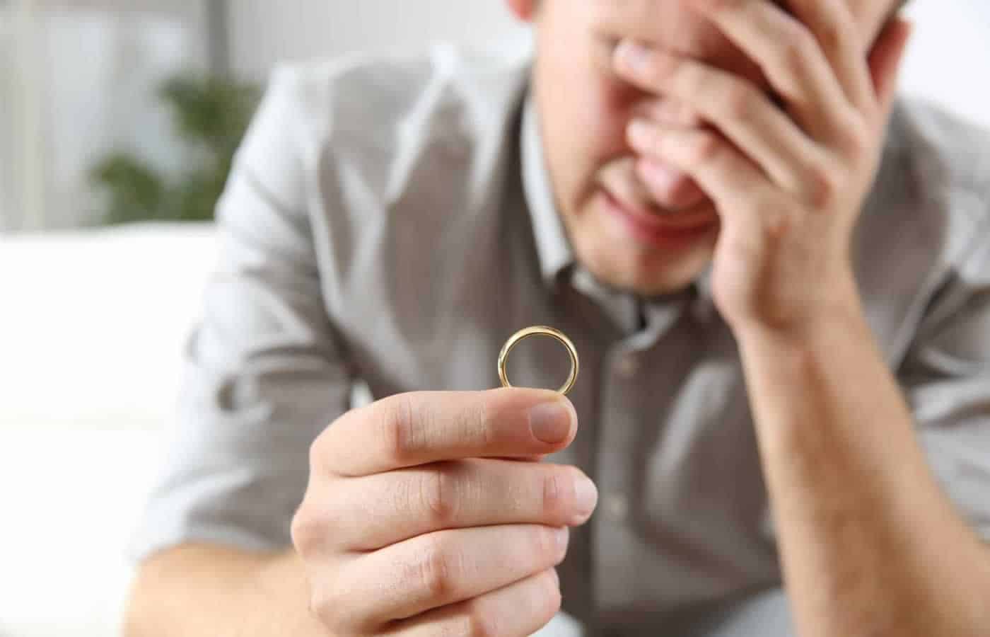 Ένας μεγαλοεπιχειρηματίας 55αρης πάει στο δικηγόρο του για να συζητήσουνε το διαζύγιο που θέλει να του δώσει η γυναίκα του. Τον ρωτάει