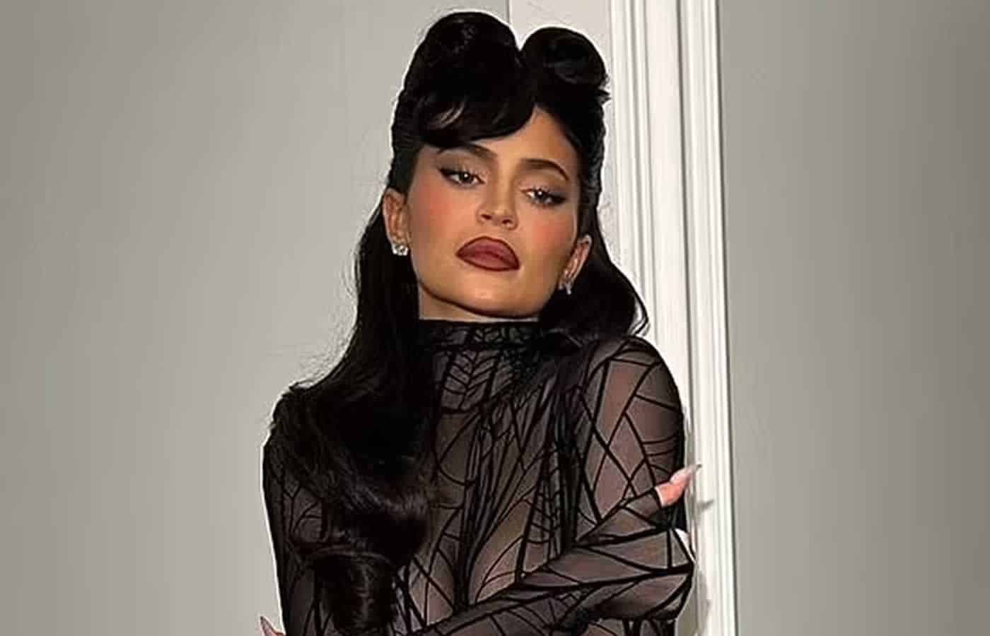 Η Κάιλι Τζένερ έμοιαζε με το απόλυτο pin-up girl όταν και παρευρέθηκε στα γεμάτα αστέρια Mugler Couturissime Exhibition εγκαίνια που έγιναν
