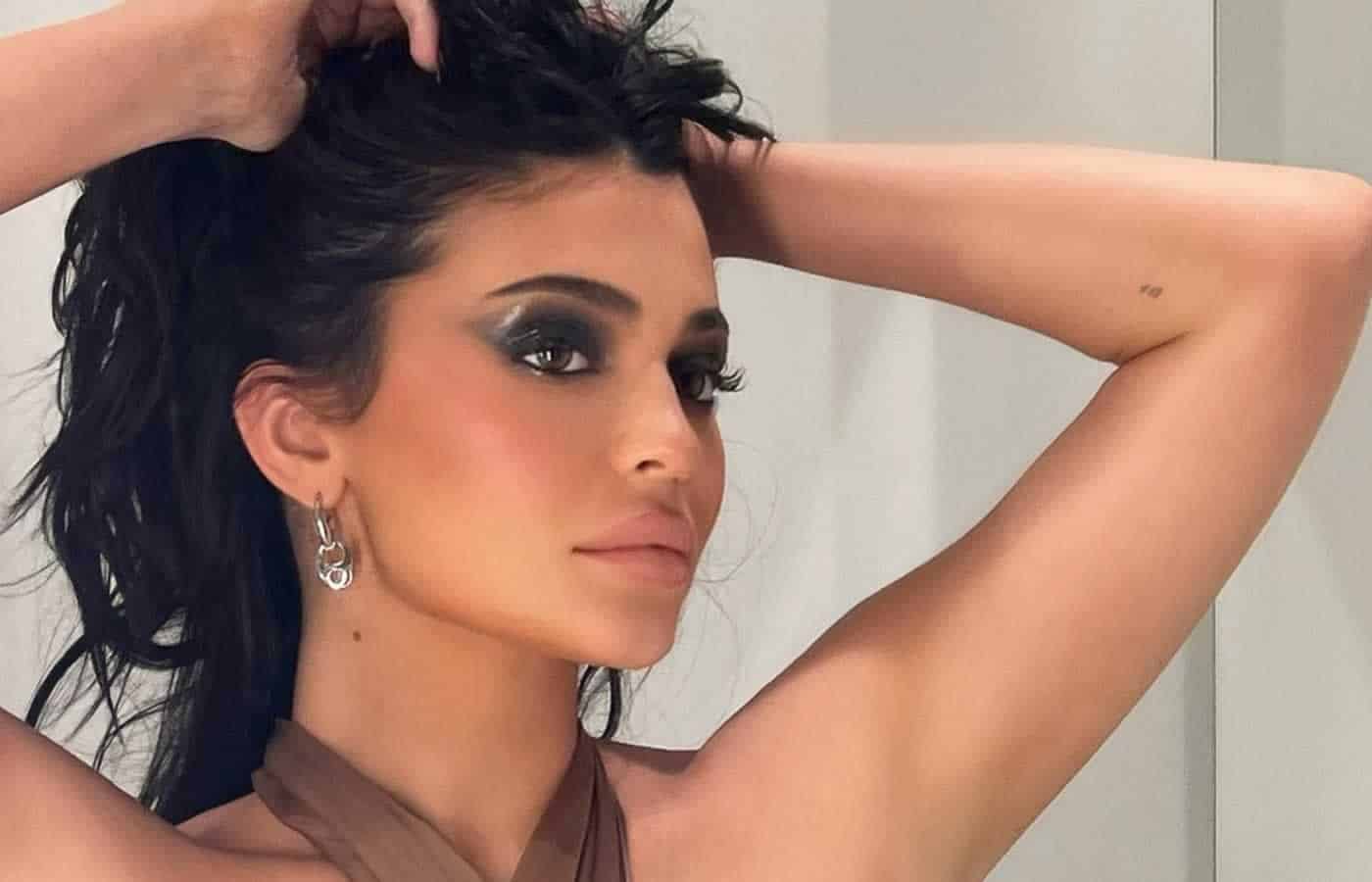 Η Κάιλι Τζένερ φρόντισε να δείξει την απίστευτη σιλουέτα της καθώς μοιράστηκε μια σειρά φωτογραφιών με μπικίνι στο Instagram σήμερα Πέμπτη