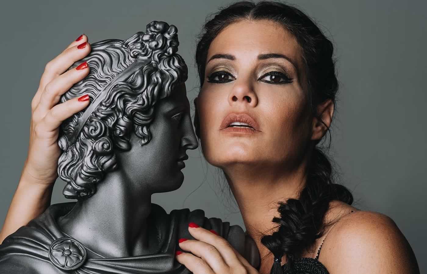 Σαγηνευτική για μια ακόμα φορά η ηθοποιός και συμπαρουσιάστρια της εκπομπής Πρωινό στον ΑΝΤ1 Μαρία Κορινθίου, ποζάρει με λεοπάρ