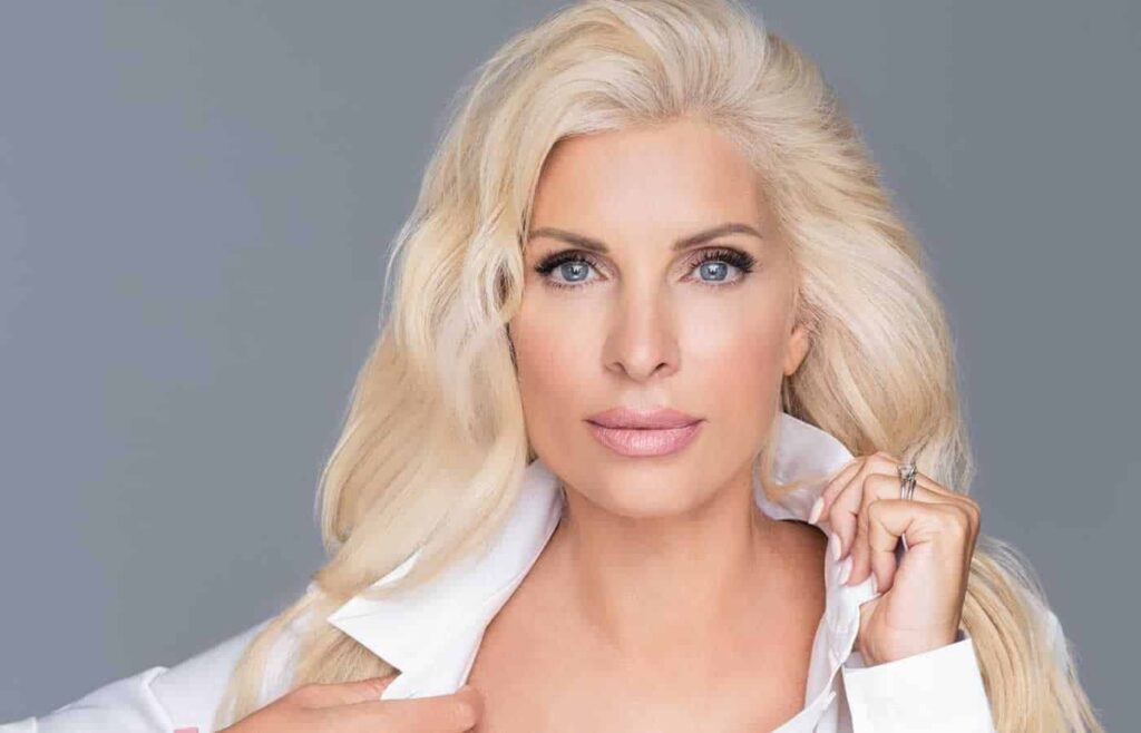 Είναι γνωστό σε όλους ότι η Ελένη Μενεγάκη απο την ώρα που ανακατεύτηκε με τα social media έπεσε κυριολεκτικά με τα μούτρα μέσα σε αυτά