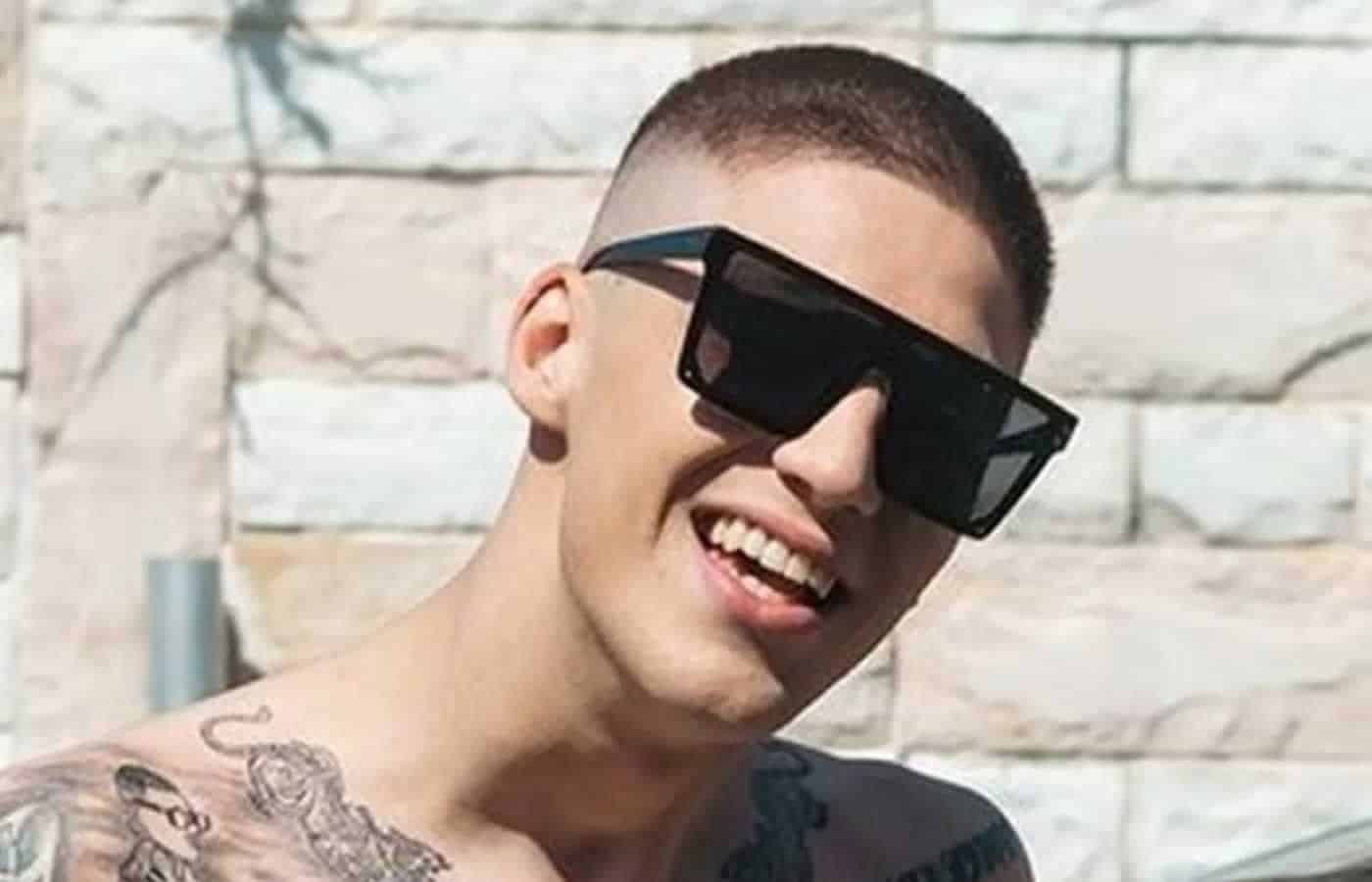 Ο γνωστός τραγουδιστής της τραπ, ο 22 ετών γνωστός σε όλους Τρανός, συνελήφθη τα ξημερώματα στην περιοχή της Ομόνοιας, μαζί με άλλα τρία άτομα