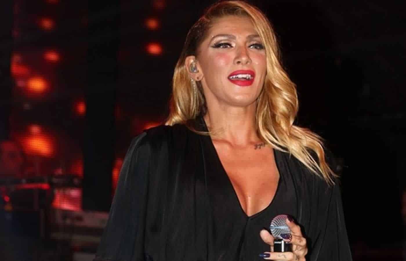 Μια φωτογραφία της Αγγελικής Ηλιάδη με ζαpτιέρεs ήταν αρκετή για να γονατίσει η τραγουδίστρια για ακόμα μια φορά τα social media.