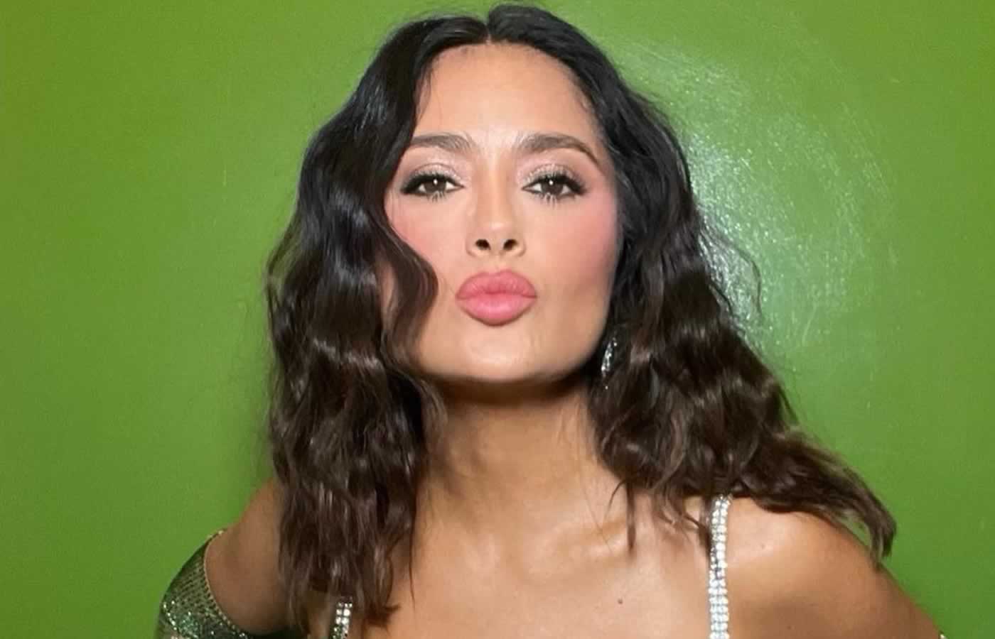 Η Salma Hayek στα 56 τολμάει και εμφανίζεται με διχτυωτό στο κόκκινο χαλί