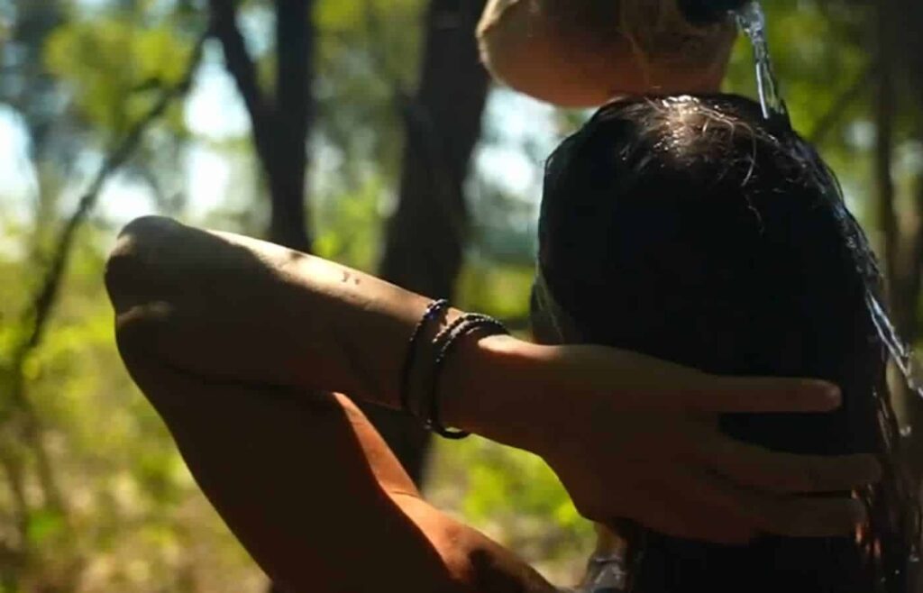 Όσα Survivor και να περάσουν το βίντεο που θα δείτε παρακάτω, με την εντυπωσιακή παίκτρια που κάνει το μπάνιο της στην παραλία του νησιού,