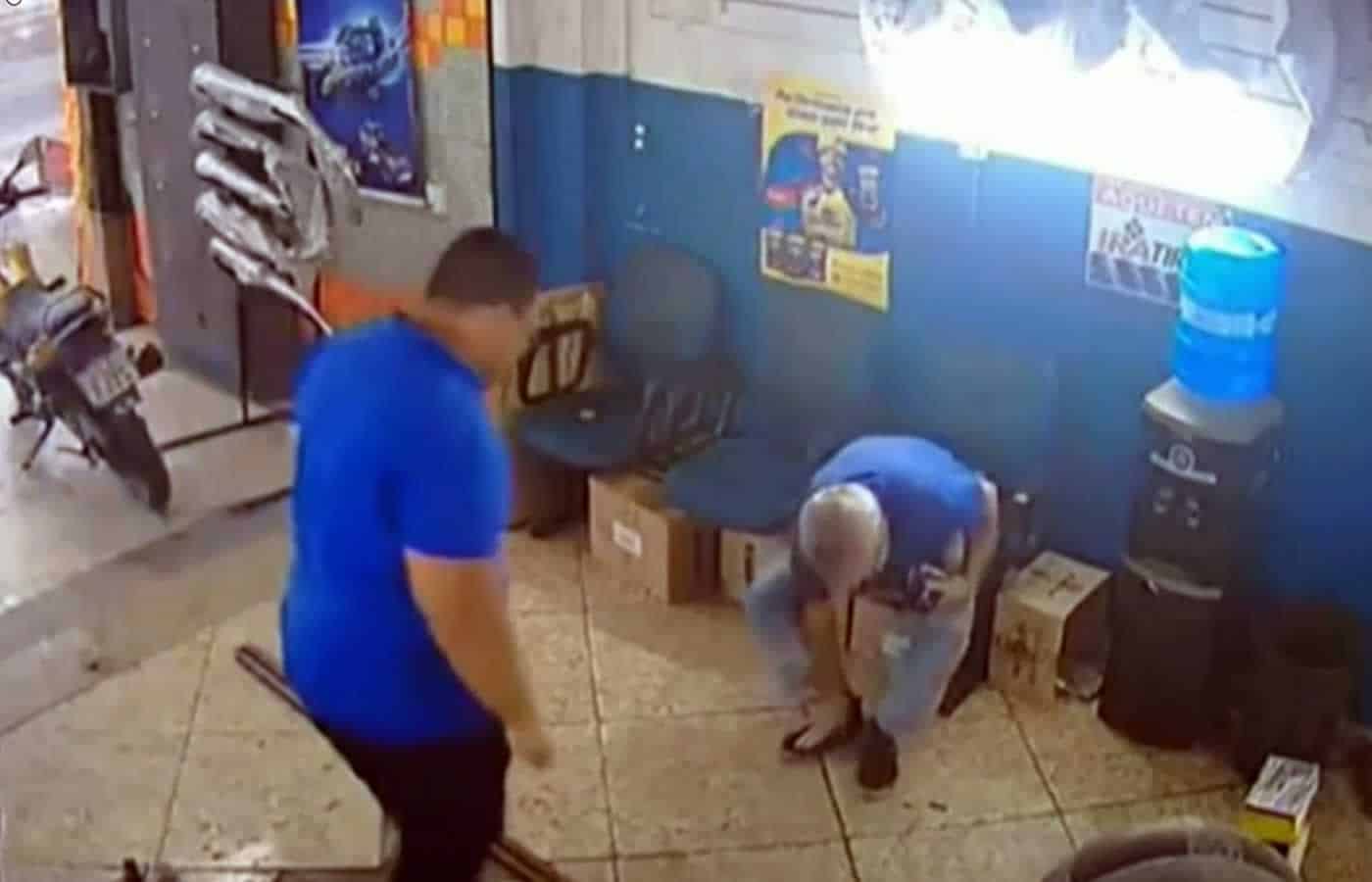 Το βίντεο αυτό κάνει τον γύρο του διαδικτύου εδώ και μερικές ημέρες και έχει γίνει κυριολεκτικά viral, αφού προσφέρει επικό γέλιο μέχρι