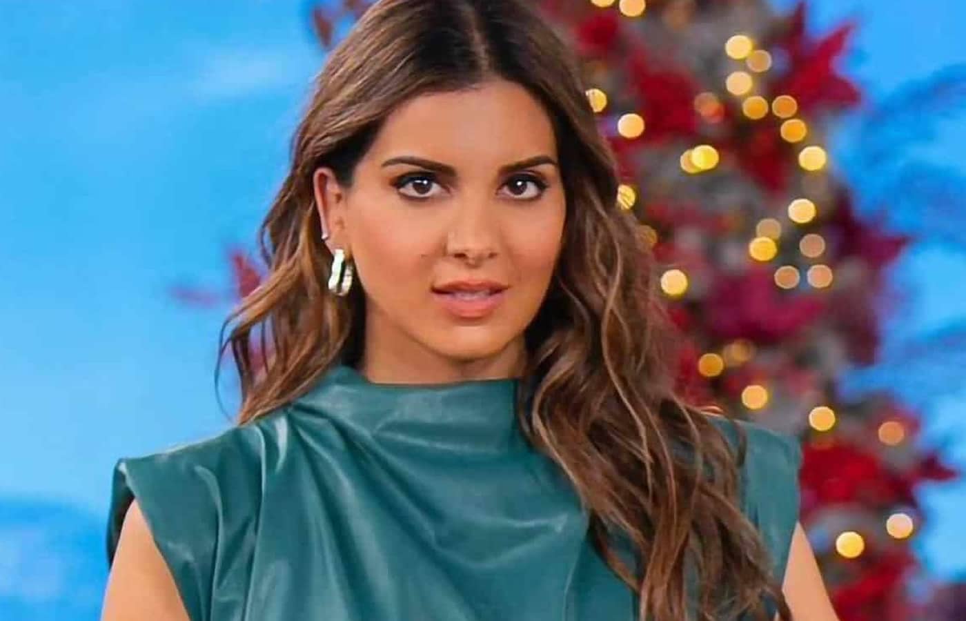 Σταματίνα Τσιμτσιλή: Το κίτρινο μίνι φόρεμα που έκλεψε την παράσταση 1 Σταματίνα Τσιμτσιλή