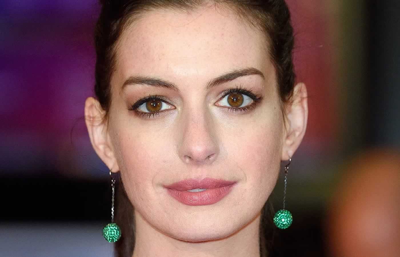 Η Anne Hathaway συνέχισε τις εμβληματικές της εμφανίσεις, αυτή την φορά μαγεύοντας τους πάντες στην επίδειξη μόδας Versace Fall 2023 στο